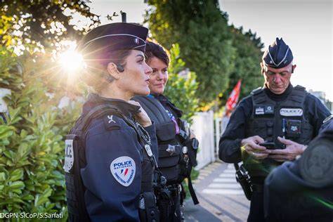 Une femme sans main droite met en lumière l’erreur d’un policier dans un contrôle routier
