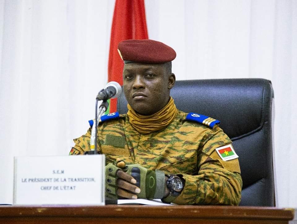Un pas vers l&rsquo;Europe : le conseiller burkinabè cherche une autorisation française malgré des déclarations hostiles à Paris