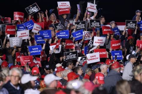 Tucker Carlson rompt avec le Parti républicain après avoir été inscrit démocrate pendant 14 ans