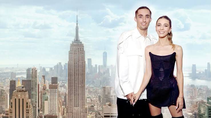 Au sommet de l’Empire State, un couple russe se retrouve bloqué par la justice américaine